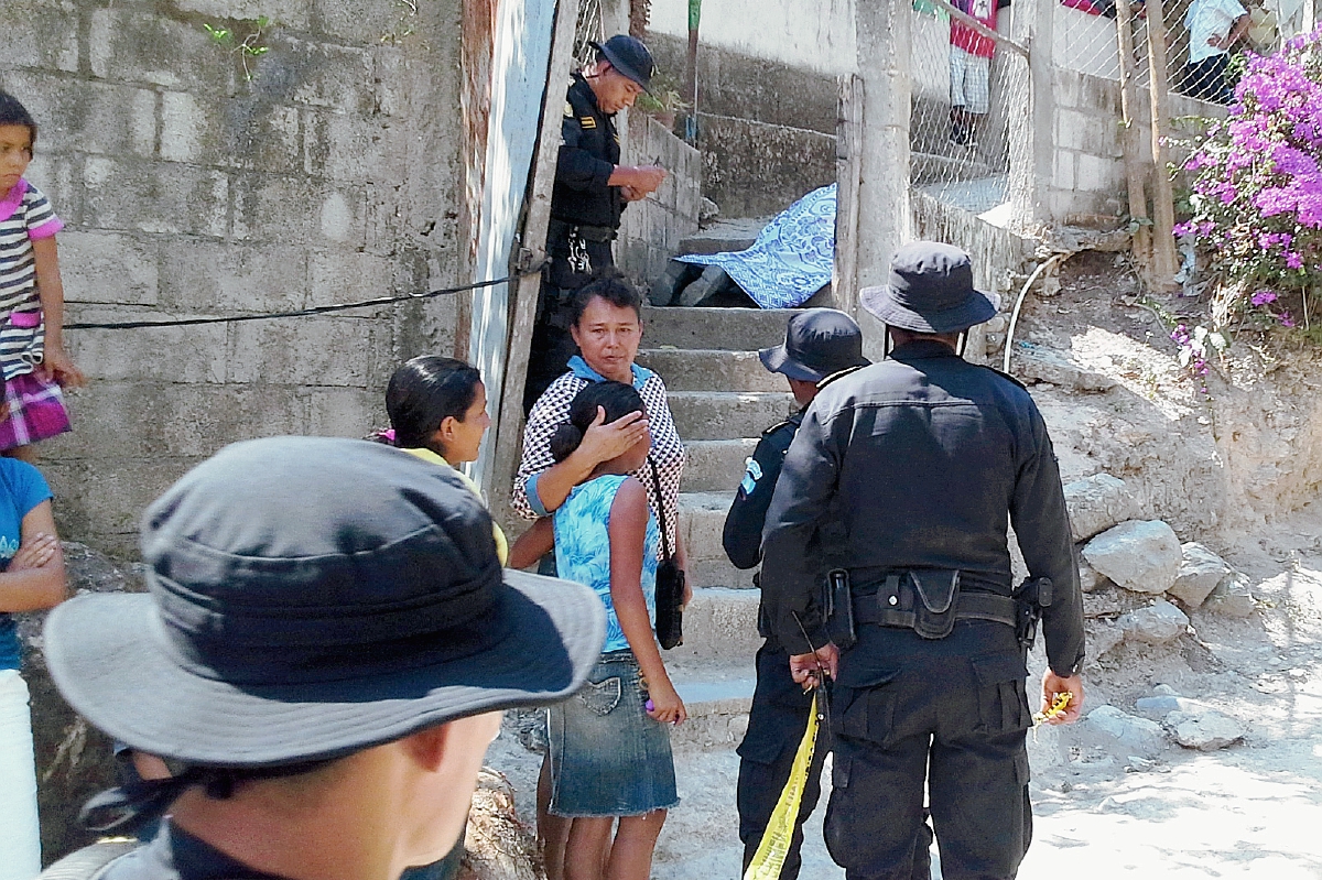 El cuerpo  de Édgar Herrera quedó sobre las gradas de una vivienda. (Foto Prensa Libre: Héctor Contreras)