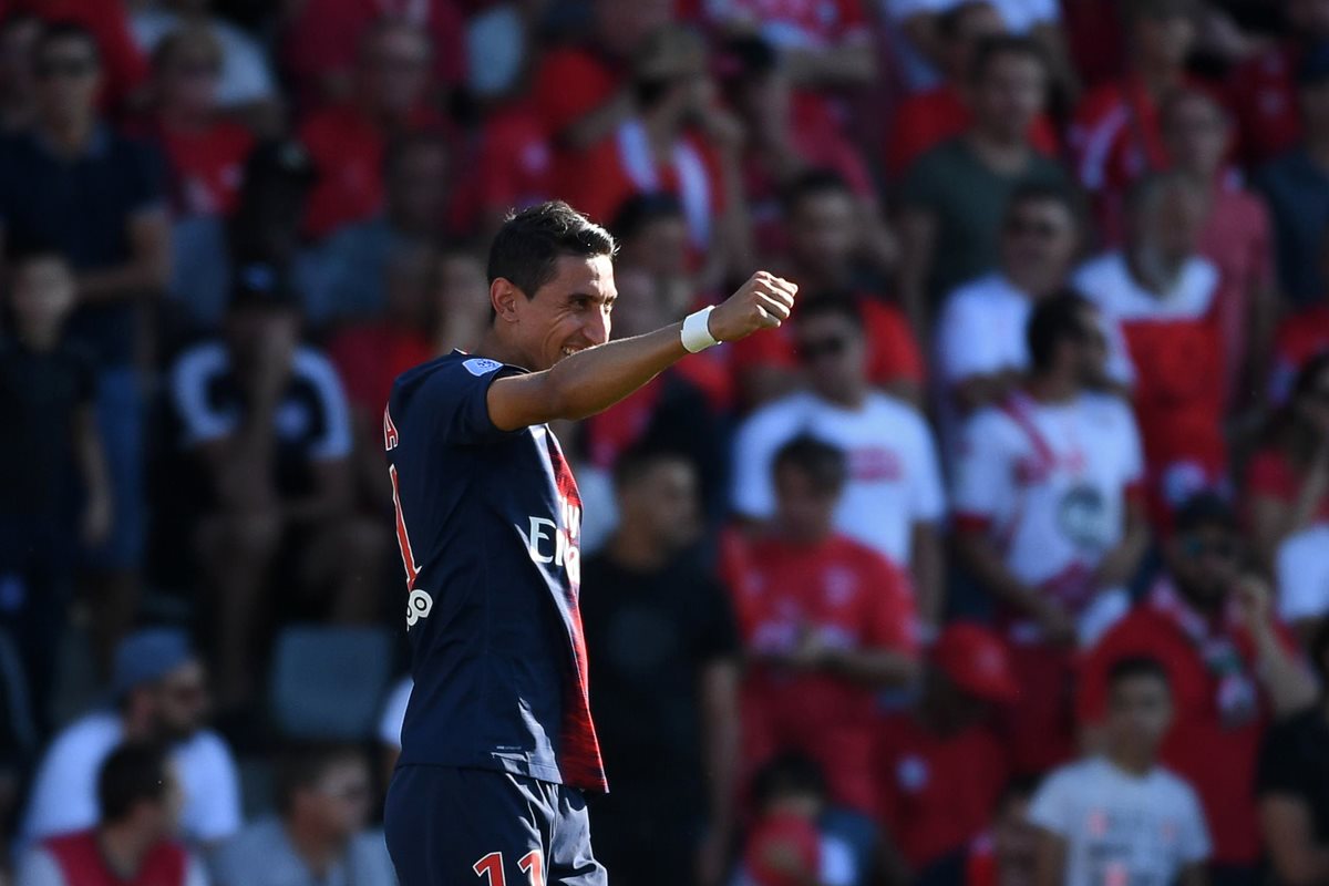 Di María celebra después de anotar el 0-2 en favor del París Saint Germaín. (Foto Prensa Libre: AFP)