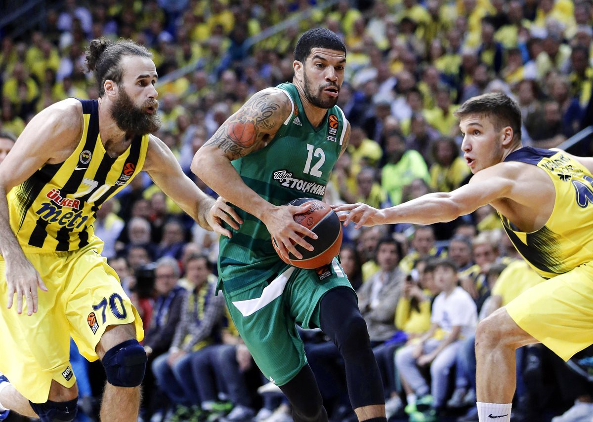 El jugador James Feldeine (c) de Panathinaikos en acción ante Luigi Datome (i) y Bogdan Bogdanovic (d) del Fenerbahce. (Foto Prensa Libre: EFE)