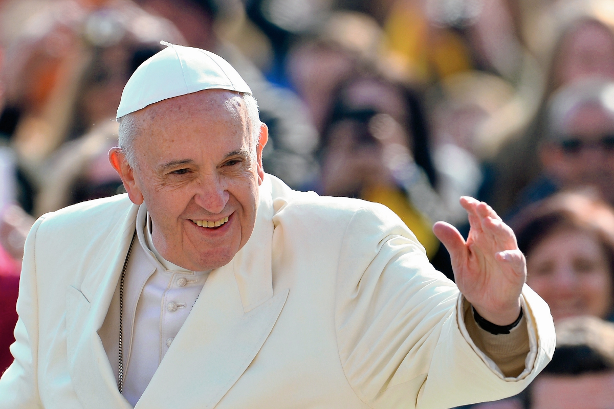 El papa Francisco saluda a la multitud en la Plaza de San Pedro. (Foto Prensa Libre:AFP)AFP