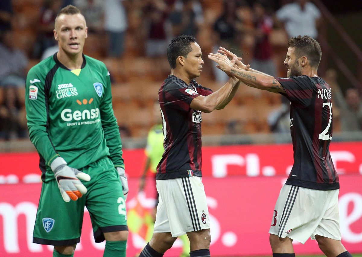 Carlos Bacca celebra con Antonio Nacerino, un gol del AC Milan. (Foto Prensa Libre: EFE).