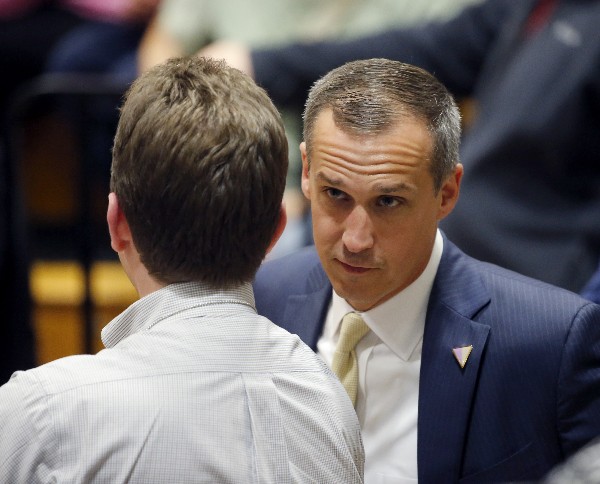 Corey Lewandowski habla con periodistas en West Allis, Wisconsin. (Foto Prensa Libre: AP)