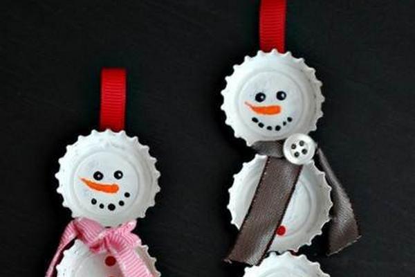 Un muñeco de nieve con tapas de botellas. (Foto Prensa Libre: Archivo)