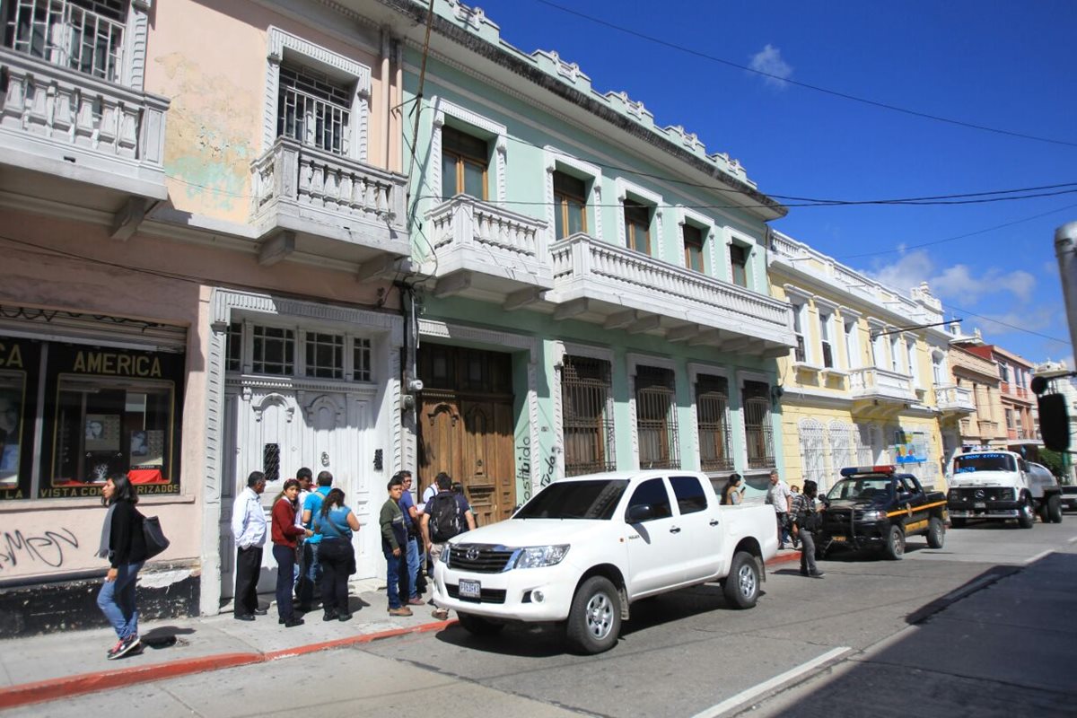 La Fiscalía de Delitos Administrativos allana la Casa del Maestro, en la zona 1. (Foto Prensa Libre: Esbin García)