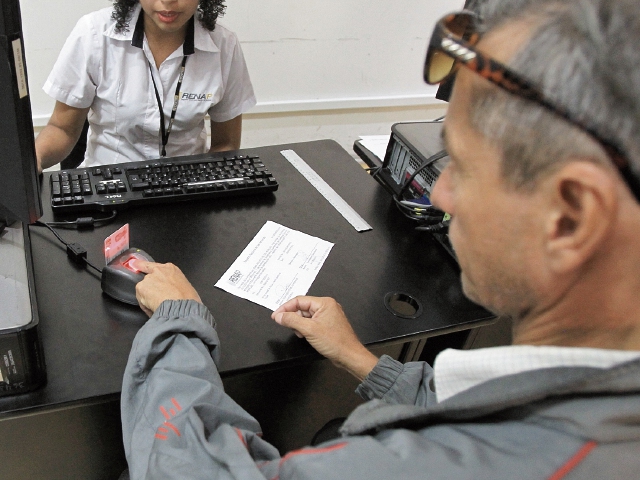 César Augusto del Cid Muralles recibe su DPI después de cinco meses de espera, ya que el documento lo tramitó desde el 7 de junio último. (Foto Prensa Libre: Esbin García)