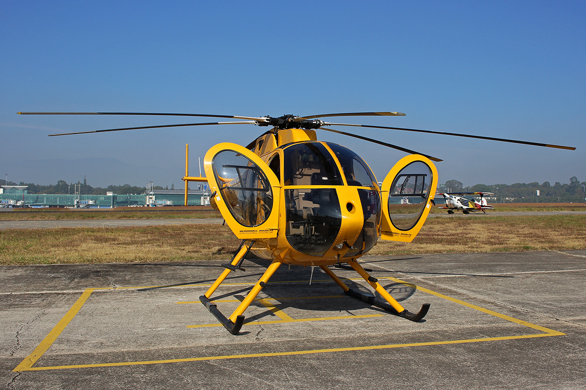 La aeronave MD-600N, en un hangar de la Fuerza Aérea Guatemalteca. (Foto Prensa Libre: Carlos Rubio)