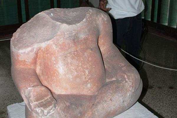 La estatua se exhibe en el Museo de Lítica del parque Tikal. (Foto Prensa Libre: Rigoberto Escobar)