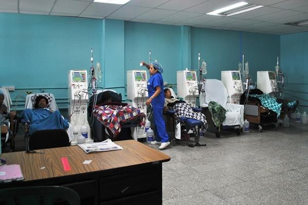 Reanudan atención  a pacientes renales en el Hospital Regional de Occidente, aunque irregular. (Foto Prensa Libre: Alejandra Martínez)