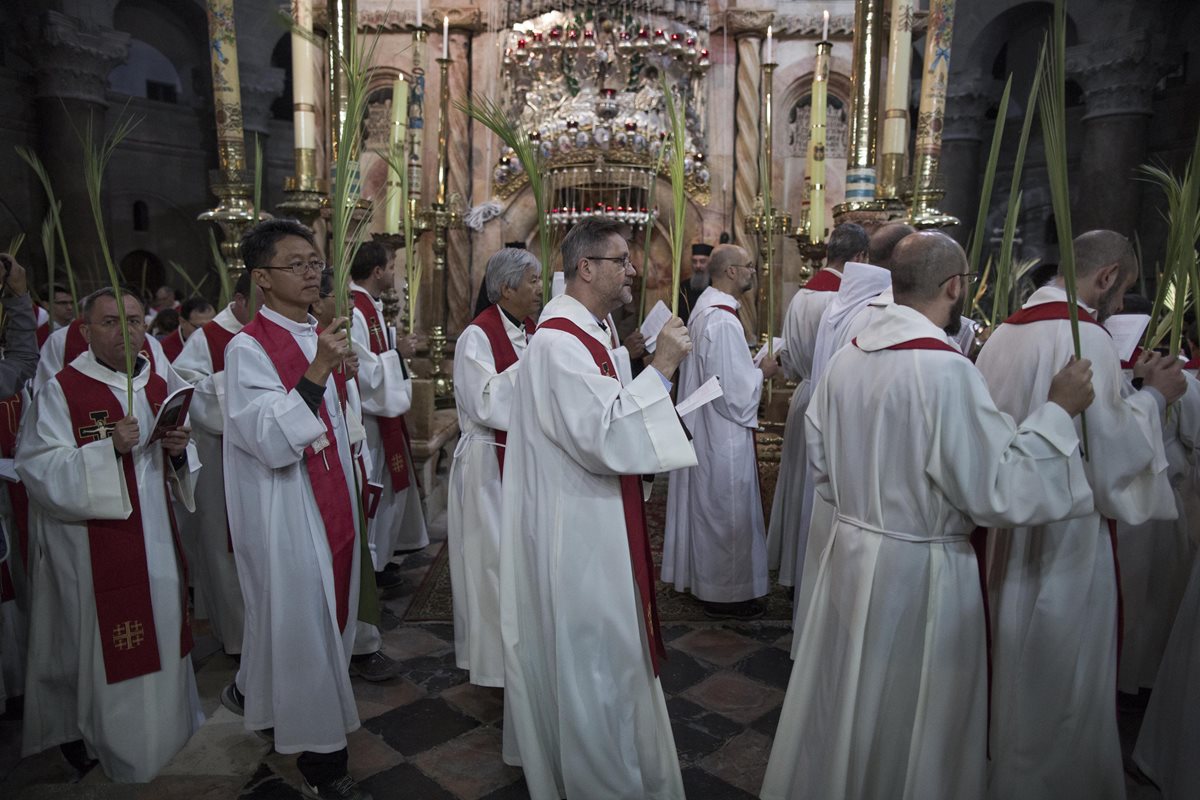 Clérigos católicos participan en el Domingo de Ramos en la Iglesia del Santo Sepulcro en Jerusalén. (Foto Prensa Libre: EFE).