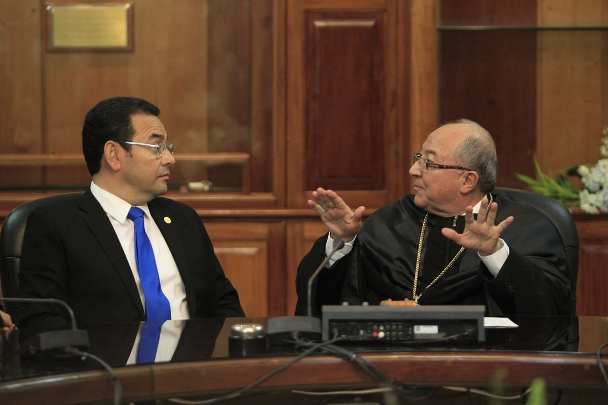 El presidente Jimmy Morales conversa con el Presidente de la CSJ, Nery Medina, después del acto de juramentación.(Foto Prensa Libre:Carlos Ovalle)