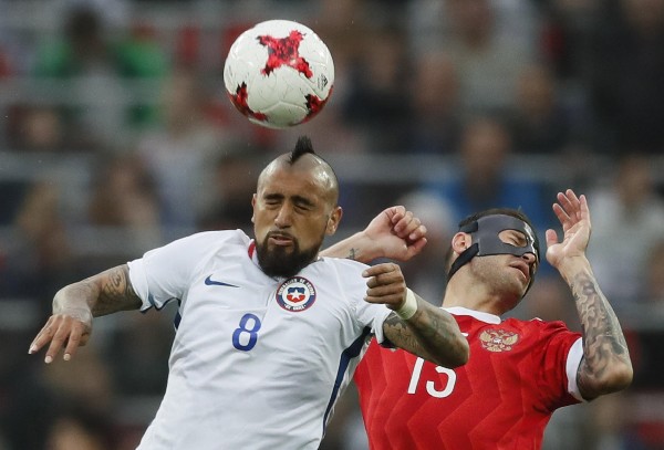 El jugador chileno Arturo Vidal (i) lucha por el balón con el ruso Fyodor Kudryashov (d), durante el amistoso Rusia-Chile. (Foto Prensa Libre: EFE)