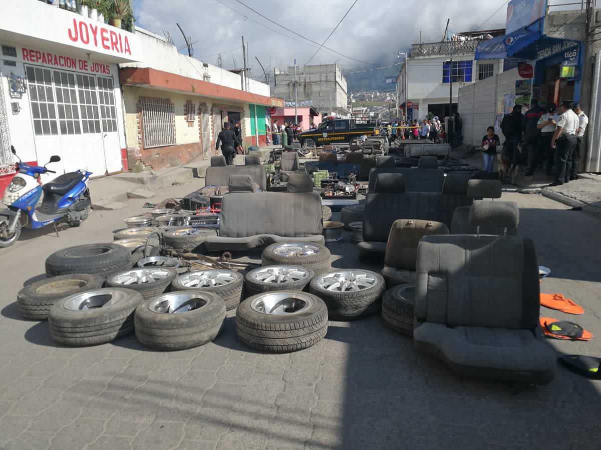 Algunas de las piezas de automóviles decomisadas en una vivienda de la zona 2 de Xela. (Foto Prensa Libre: Fred Rivera).