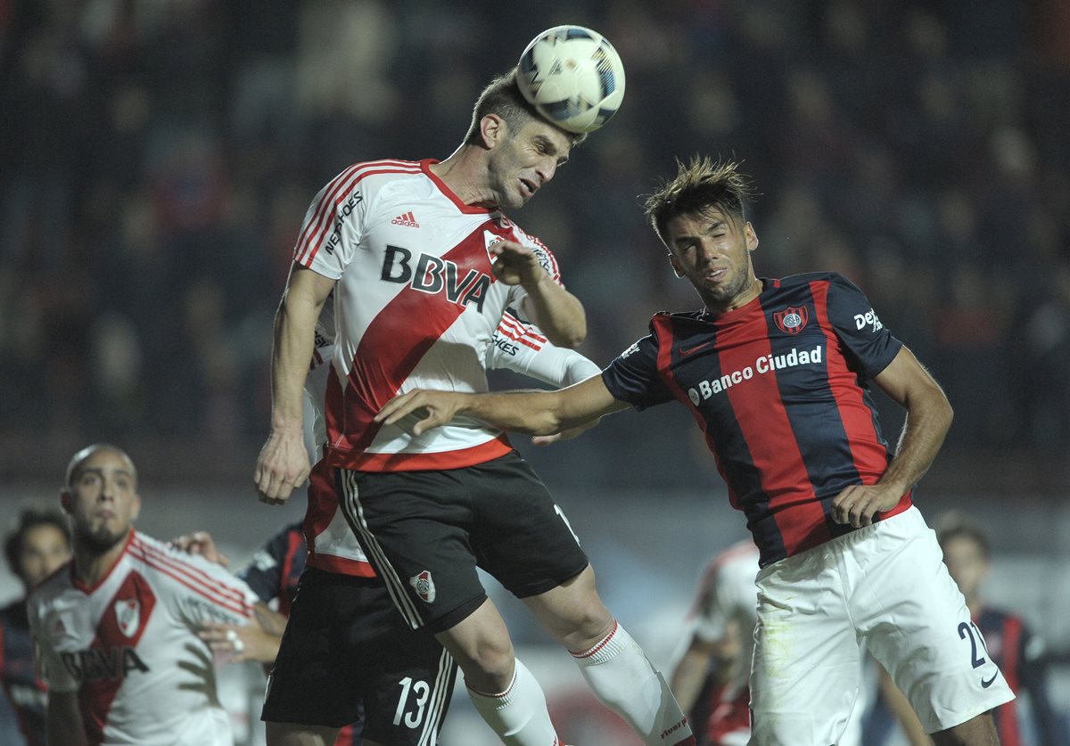 San Lorenzo venció 2-1 a River Plate, en partido disputado este sábado en el estadio Nuevo Gasómetro. (Foto Prensa Libre: AFP).