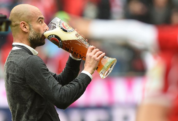 Pep Guardiola celebró el título en la Liga Alemana. (Foto Prensa Libre: AFP)