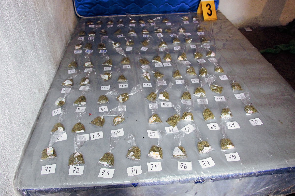 En el inmueble, las autoridades policiales de Escuintla localizaron 78 bolsas con marihuana y una motocicleta robada y una escopeta. (Foto Prensa Libre: Carlos Paredes)
