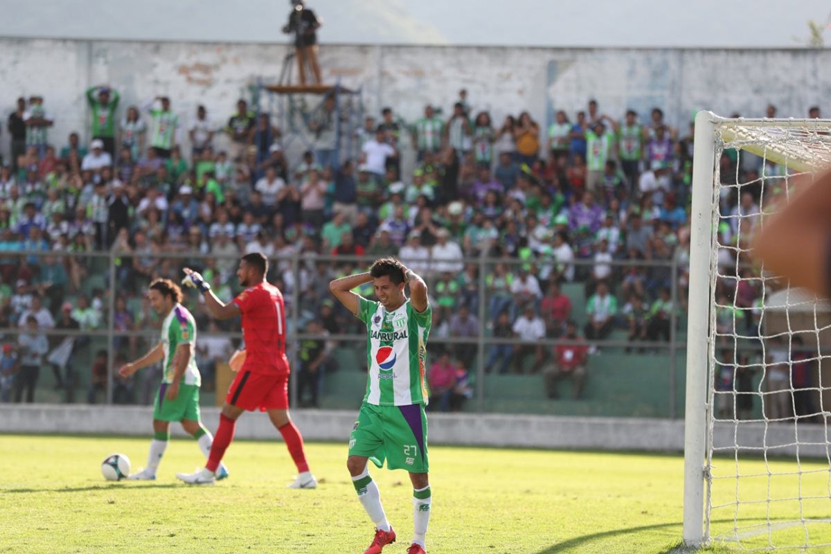 Alejandro Díaz muestra su tristeza, después del gol de Ángel Rodríguez. (Foto Prensa Libre: Edwin Fajardo)