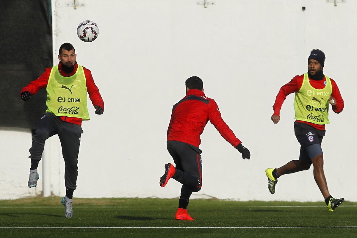 Gary Medel, David Pizarro y Gonzalo Jara durante el entrenamiento de la selección de Chile. (Foto Prensa Libre: AFP)