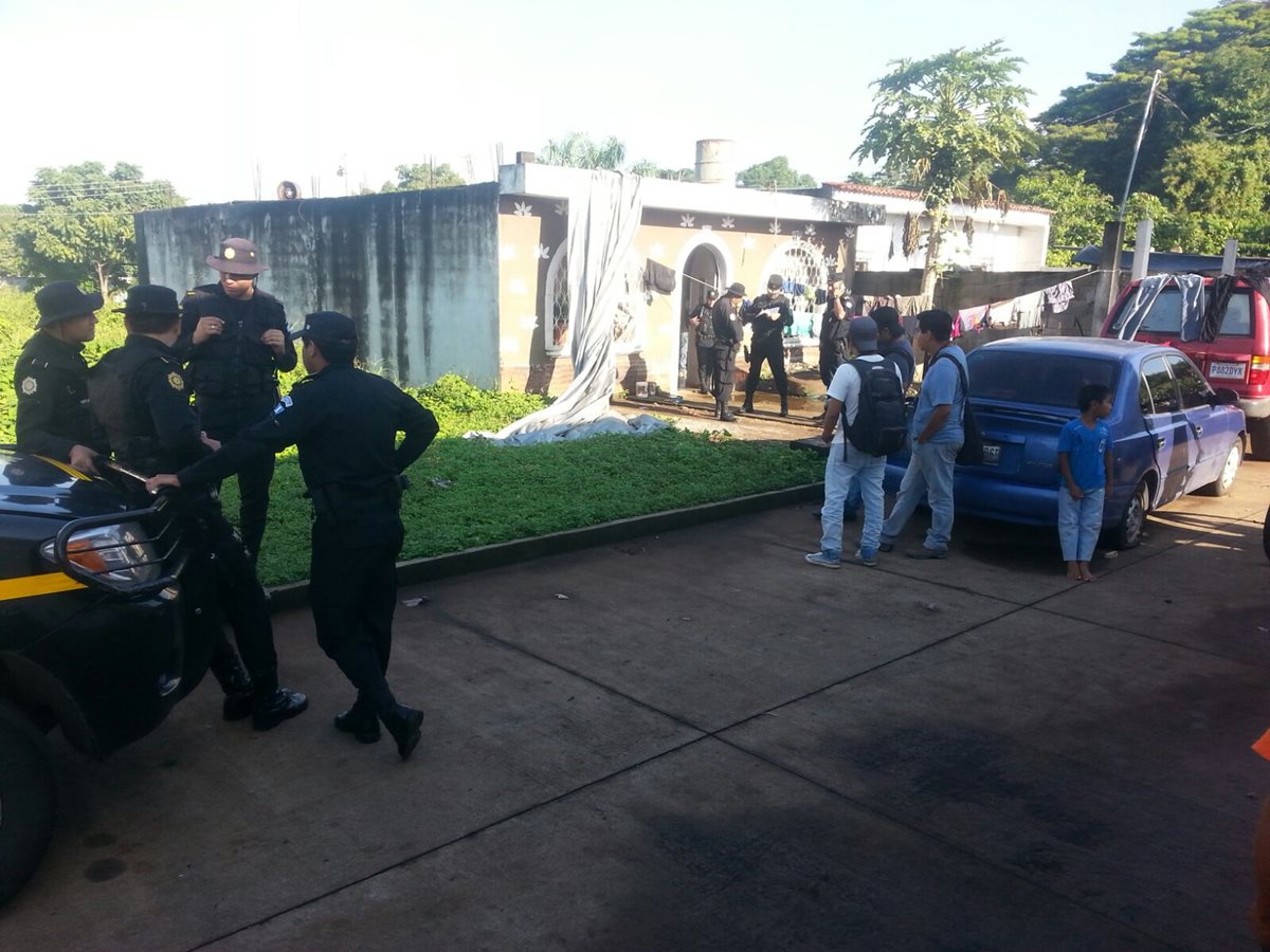 Agentes de la PNC rodean inmueble allanado en la cabecera de Retalhuleu. (Foto Prensa Libre: Rolando Miranda)