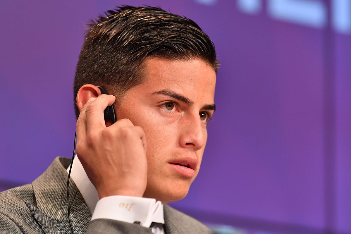 James Rodríguez tuvo que hacer uso de un traductor durante la conferencia de prensa. (Foto Prensa Libre: EFE)