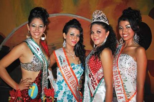 Heidy Celeste Ibarra Pérez, Josselyn Lucero López Gonzáles, Nally Nathaly  Flores Gudiel y Mirza Fabiola  Anaya. (Foto Prensa Libre: Felipe Guzmán)