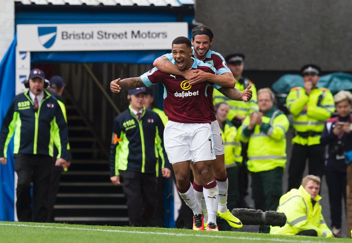 Andre Gray celebró una de sus anotaciones en la Premier League junto a George Boyd. (Foto Prensa Libre: AFP)