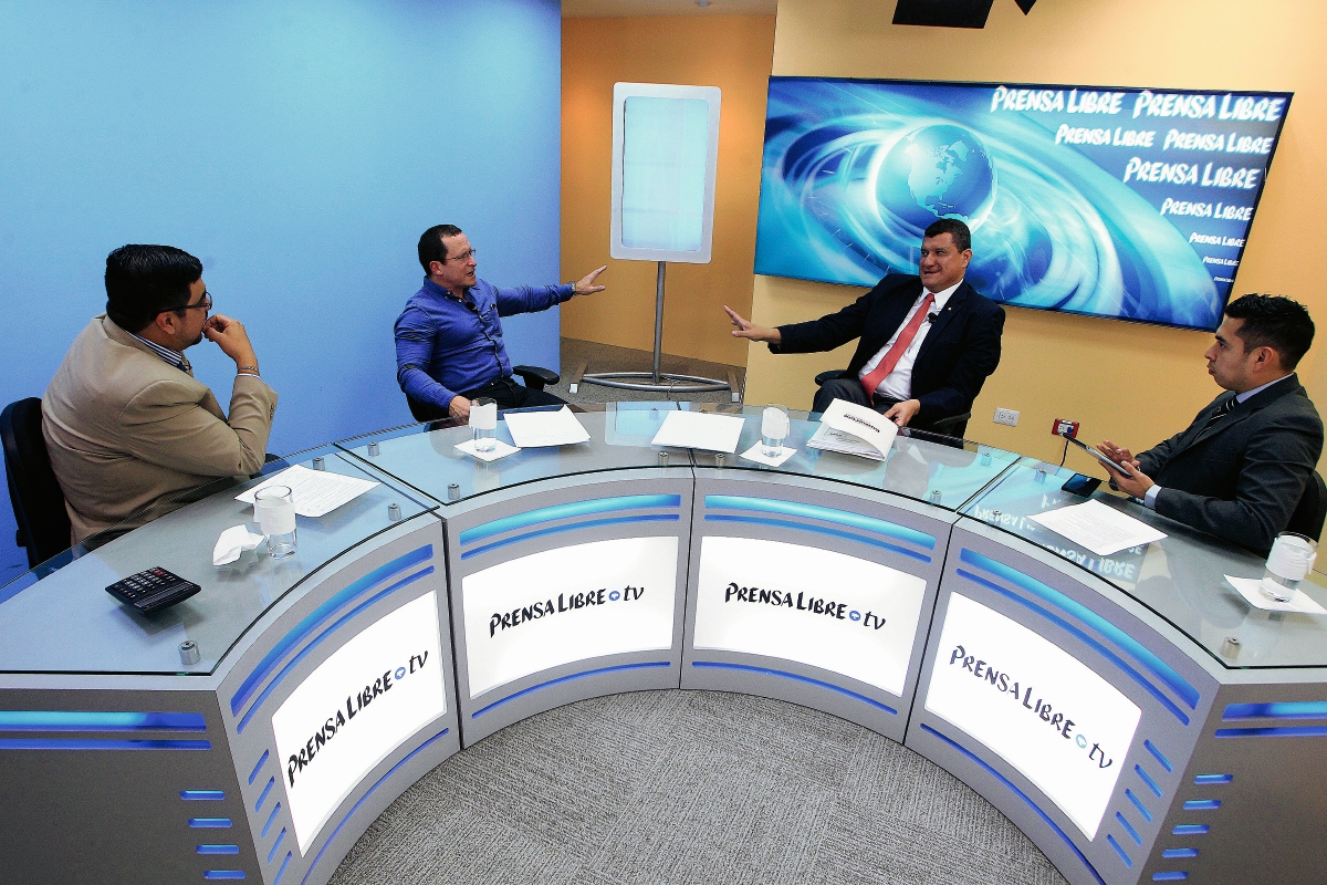 Urias Gamarro, Alejandro Ceballos, Representante del sector textil en Guatemala, Guillermo Castillo, de la Cámara de Comercio y Ben Kei Chin, conversan durante el Programa de Diálogo Libre. (Foto Prensa Libre: Edwin Bercián)