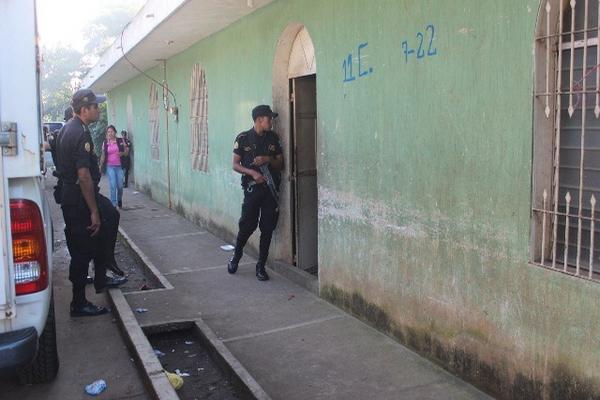 Agentes de la PNC realizan allanamiento en la vivienda de Óscar Calderón, quien fue capturado sindicado de asalto en Mazatenango. (Foto Prensa Libre: Danilo López)