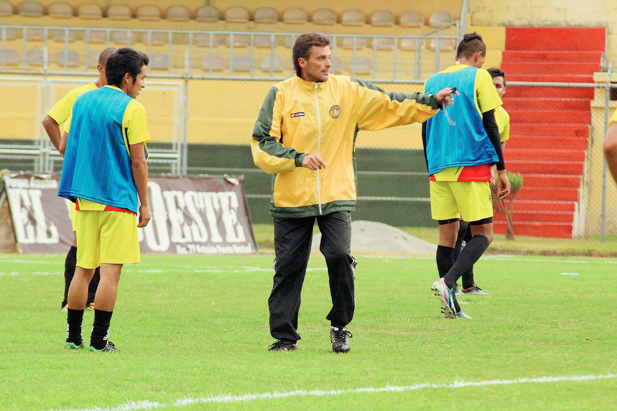 Carlos Blanco llegó a Marquense al inicio del torneo Clausura 2015, sus números al frente de los felinos fueron rojos, por esa razón se va. (Foto Prensa Libre: Aroldo Marroquín)