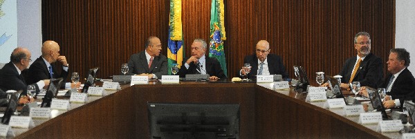 Michel Temer habla con sus ministros en el Palacio de Planalto, en Brasilia. (Foto Prensa LIbre:AFP).