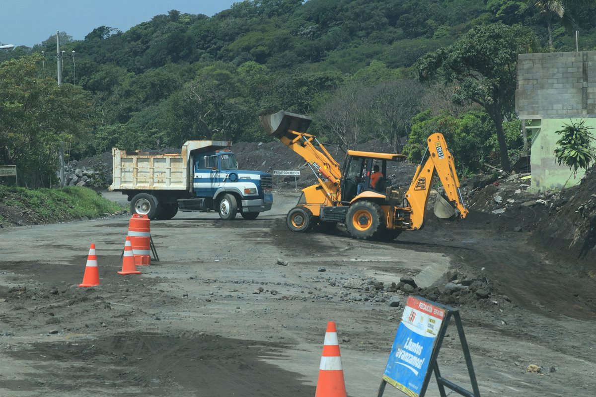 Maquinaria de Covial limpia la RN14, la cual fue afectada por el descenso de lahares.  (Foto Prensa Libre: Enrique Paredes)