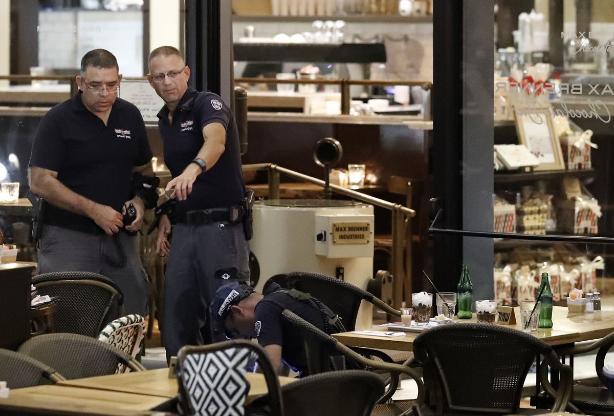 Policías inspeccionan el restarante donde ocurrió el ataque. (Foto Prensa Libre: AFP).