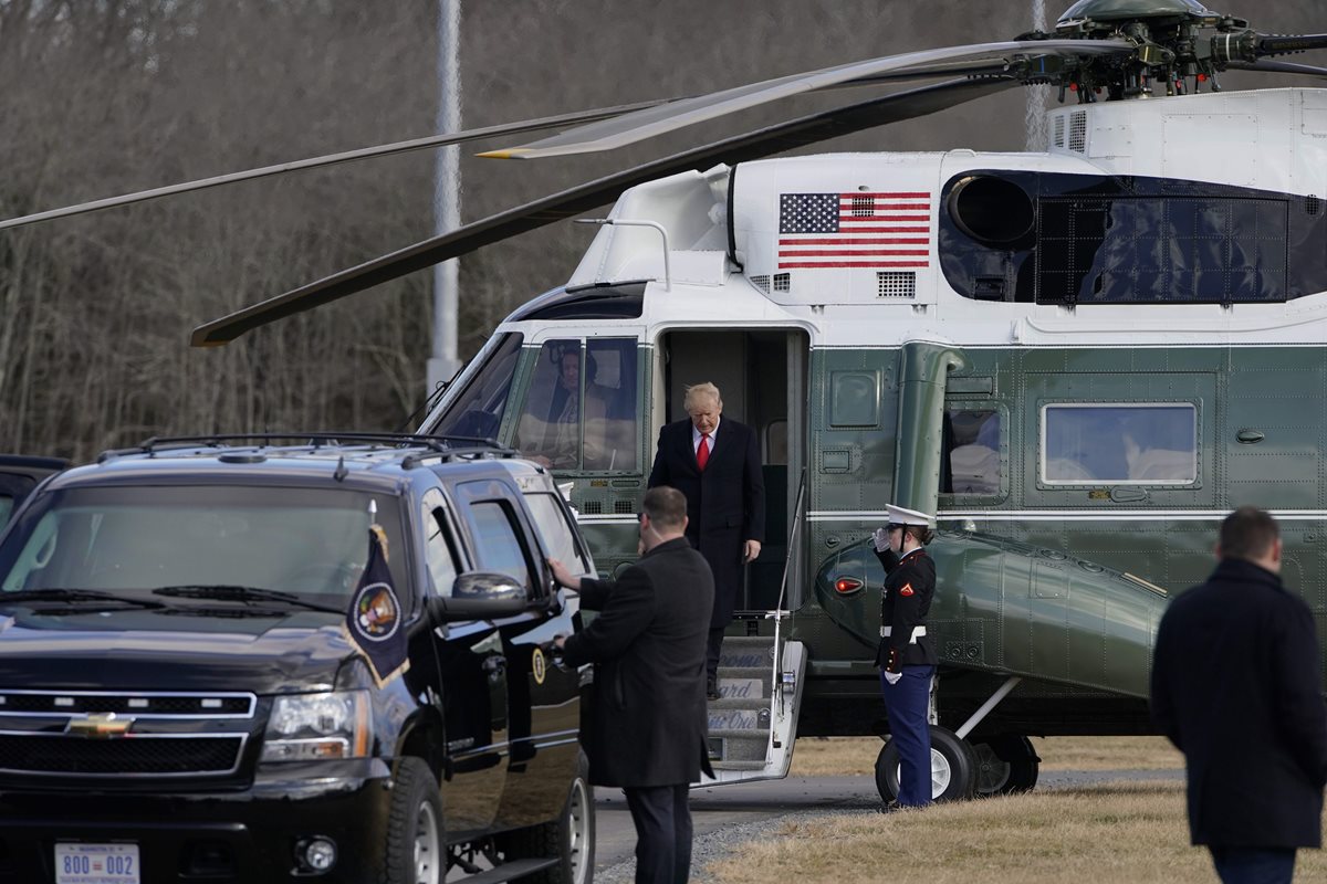 El presidente Donald Trump, envuelto en polémica por un reciente informe, desciende de una aeronave en Virginia. (Foto Prensa Libre: AFP)