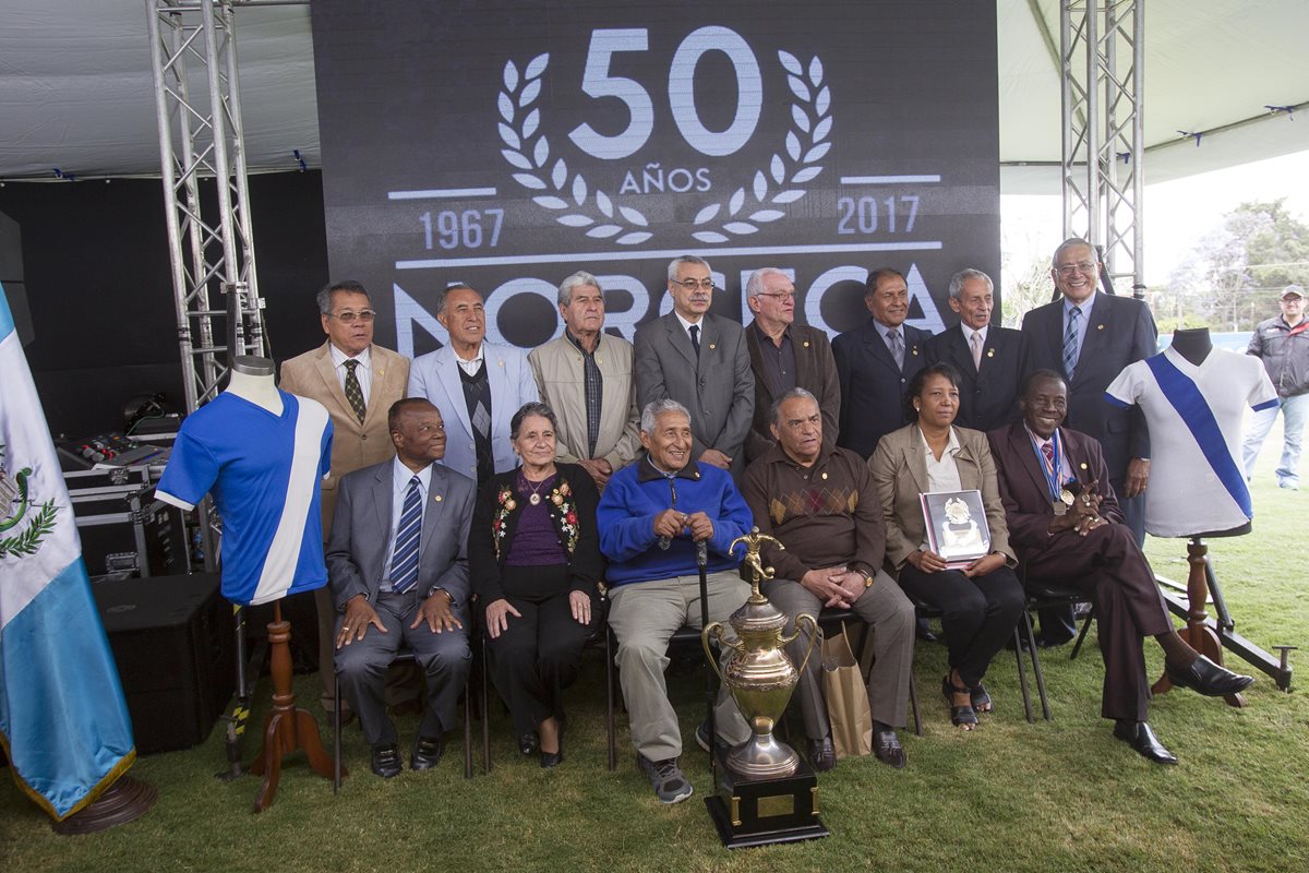 La fotografía oficial de la conmemoración de las Bodas de Oro del título conseguido por Guatemala en el Norceca de 1,967.