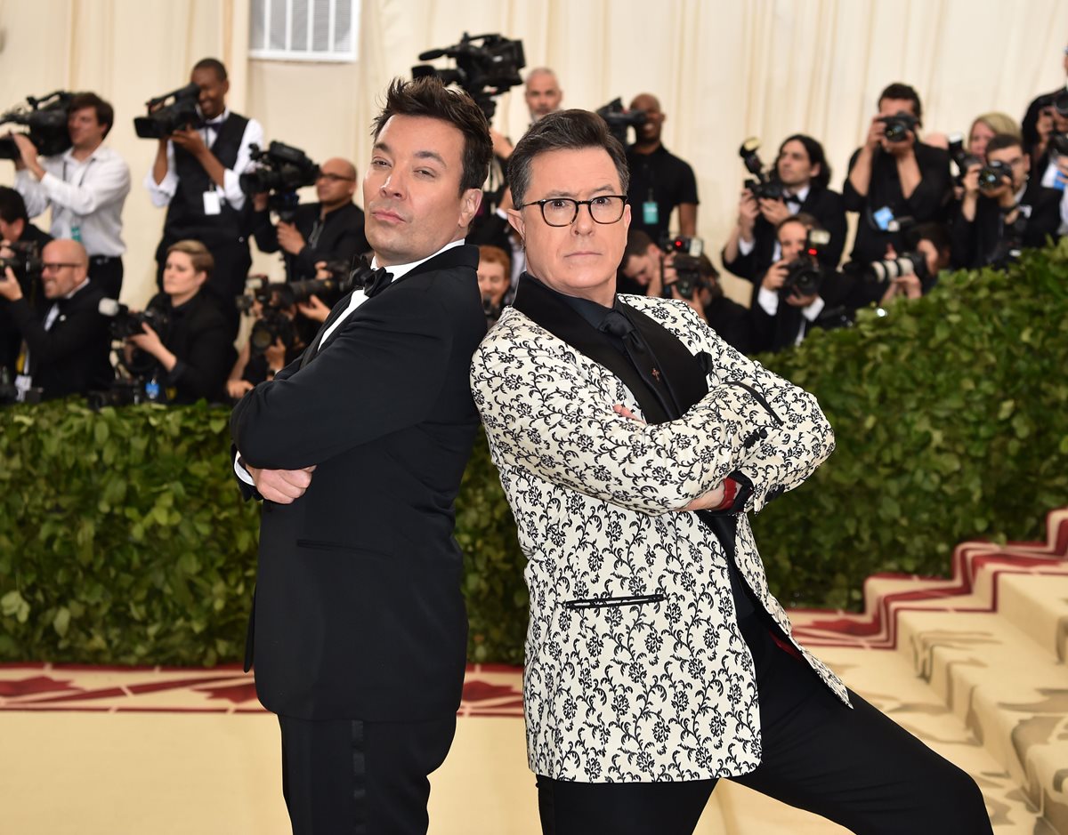 Los presentadores Jimmy Fallon y Stephen Colbert.