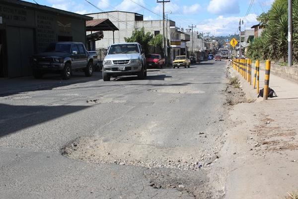 En invierno, la situación empeora porque el agua empozada no deja ver los baches. (Foto Prensa Libre: José Rosales)