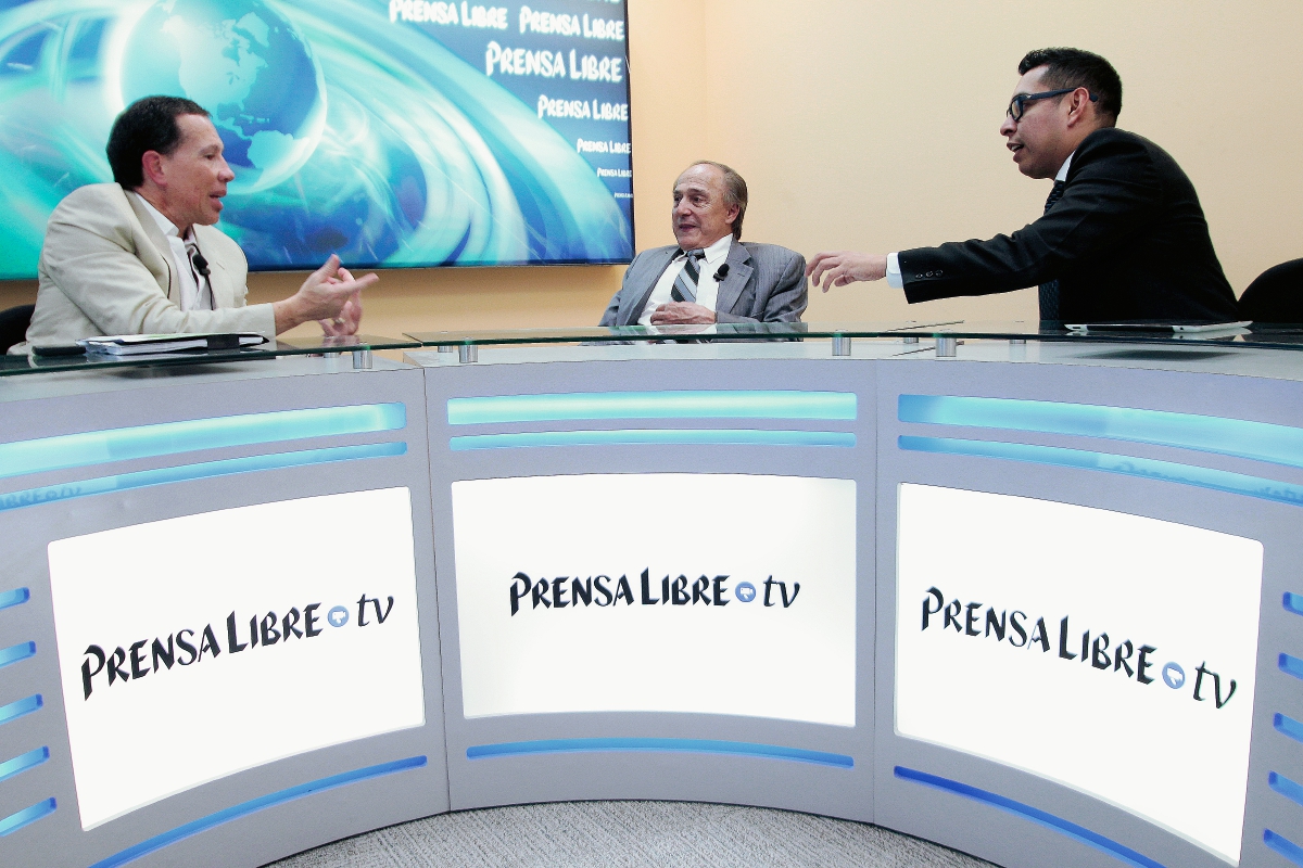 Hugo Maúl Figueroa, exmagistrado de la CSJ y el diputado Álvaro González Ricci conversan con el periodista Ben Kei Chin (Foto Prensa Libre: E. Ávila)