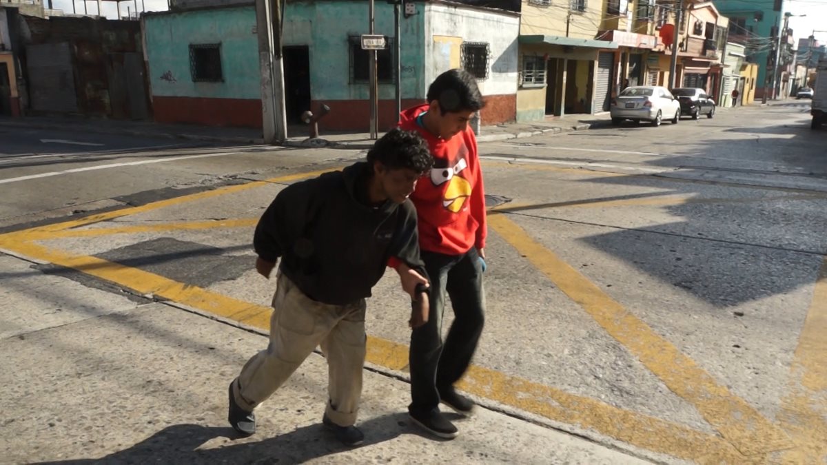 Wagner Archila se encamina al hotel donde hay ropa y descanso para él. (Foto Prensa Libre: Antonio Ixcot)