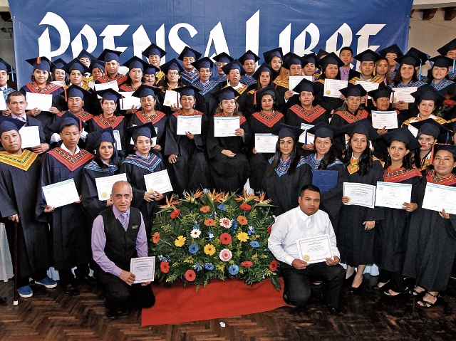 Setenta y un colaboradores y voceadores de Prensa Libre culminaron ayer una meta al finalizar su proceso de aprendizaje de primaria, básico y bachillerato.