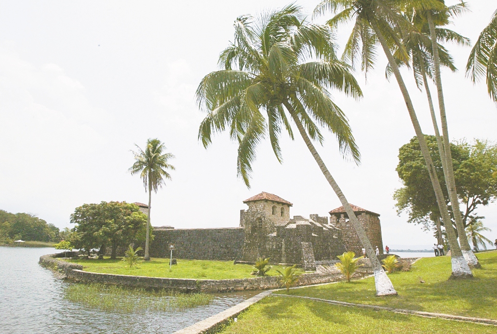 El Castillo de San Felipe en Izabal es uno de los sitios que son impulsados. (Foto Prensa Libre: Hemeroteca PL)