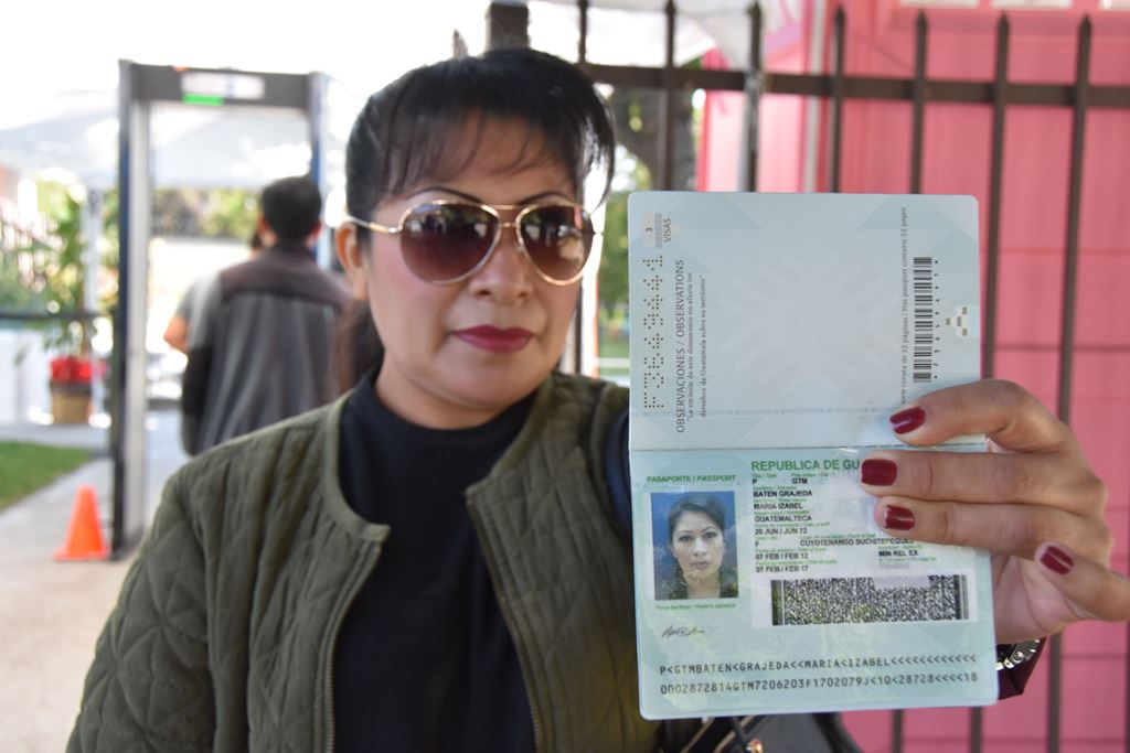 La falta de pasaportes evidencia el abandono del Estado hacia los 2.5 millones de guatemaltecos que radican en Estados Unidos. (Foto Prensa Libre: EFE)