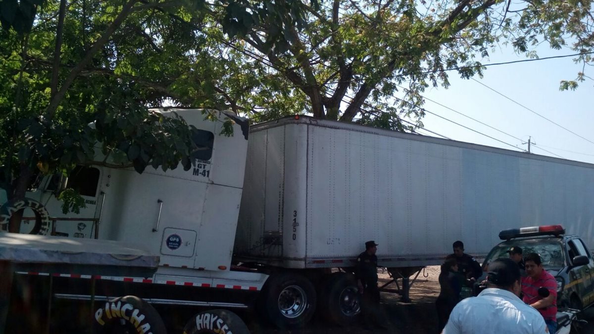 Agentes policiales resguardan tráiler accidentado en Tecún Umán, San Marcos. (Foto Prensa Libre: Alexánder Coyoy)