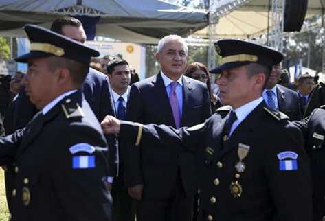 Pérez Molina durante la graduación de agentes profesionalizados. (Foto Prensa Libre: Scspr)