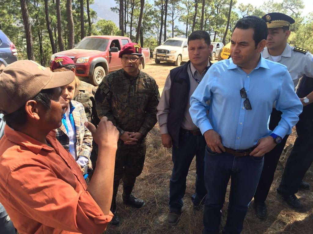 Mandatario Jimmy Morales dialoga con vecino de Aguacatán. (Foto Prensa Libre: Cortesía).