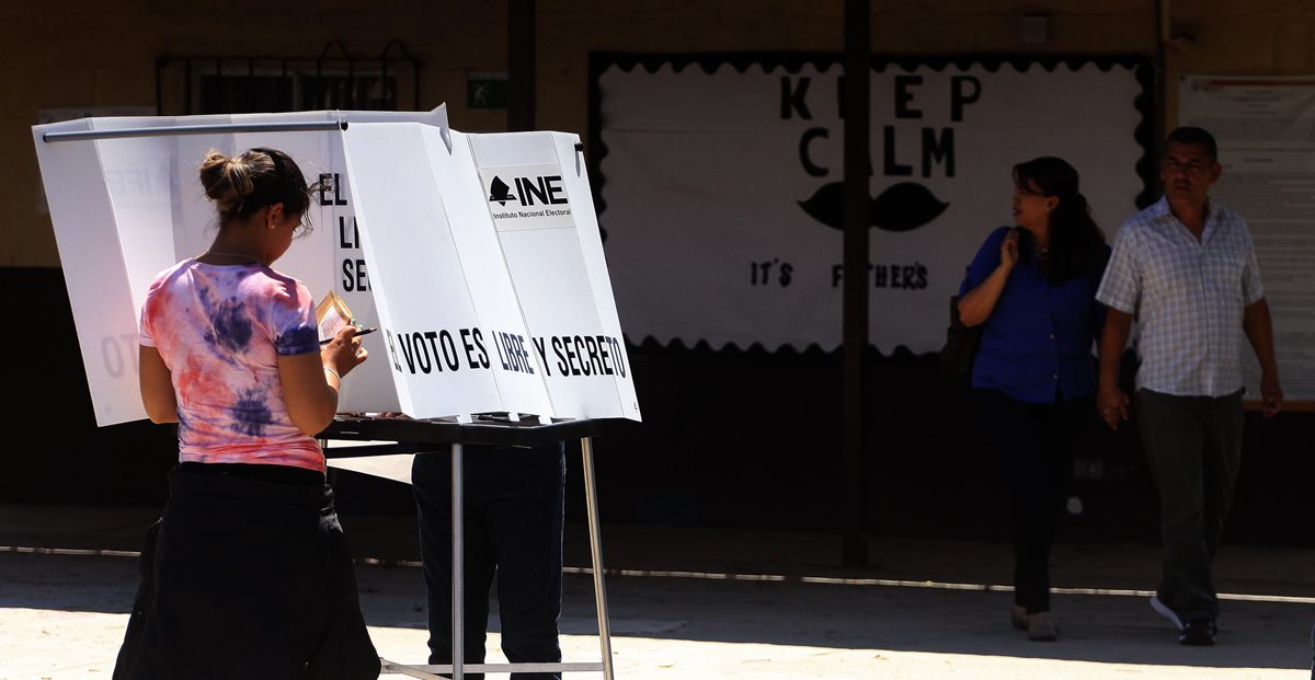 La jornada arrancó con la progresiva apertura de las mesas electorales, que suman 157 mil en todo el país, a las 8.00 hora local. (Foto Prensa Libre: EFE)