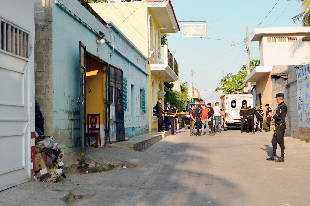 MP acordonan  el área donde un hombre fue muerto a balazos en Río Hondo, Zacapa. (Foto Prensa Libre: Víctor Gómez)