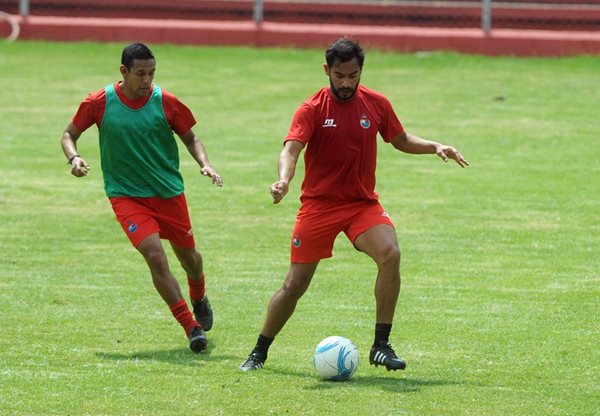 Carlos Humberto Ruiz domina el esférico ante el asedio de Claudio Albizuris, en la práctica de los ediles de este jueves, en el estadio Manuel Felipe Carrera. (Foto Prensa Libre: Carlos Vicente)