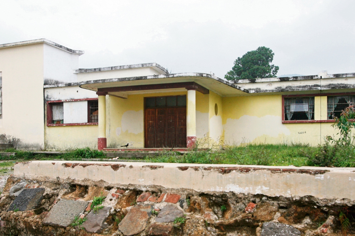 abandonada se observa la fachada de la Escuela Tipo Federación José de San Martín, en Mixco, que necesita remozamiento y mantenimiento. En la izquierda, una imagen de cómo lucía en 1949. (Foto Prensa Libre: Brenda Martínez)