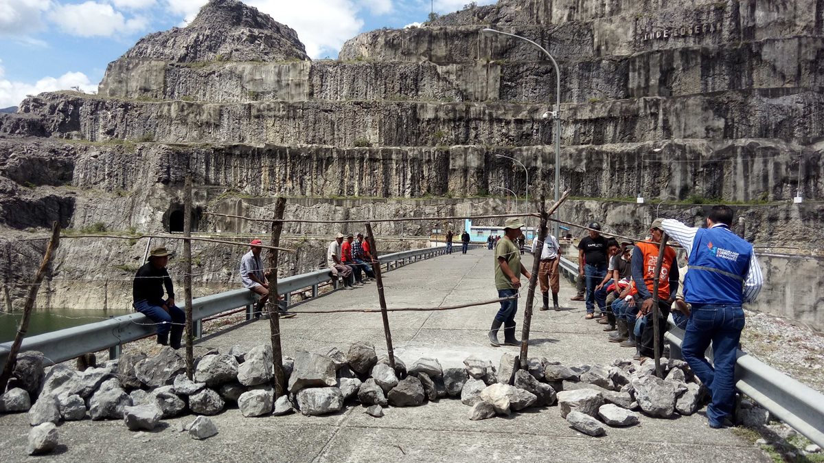 Pobladores de La Campana, Chicamán, Quiché, mantienen ocupadas las instalaciones de la bocatoma de la Hidroeléctrica Chixoy. (Foto, Prensa Libre: Eduardo Sam Chun).