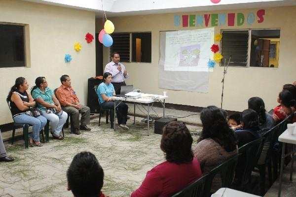 Delegados de la comuna, maestros y  pobladores, en inauguración de centro, en San Andrés Itzapa.