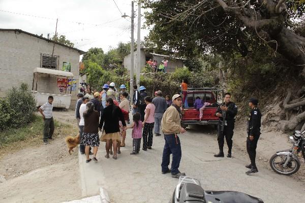 pobladores se aglomeran en  el lugar donde técnicos intentan suspender el servicio.